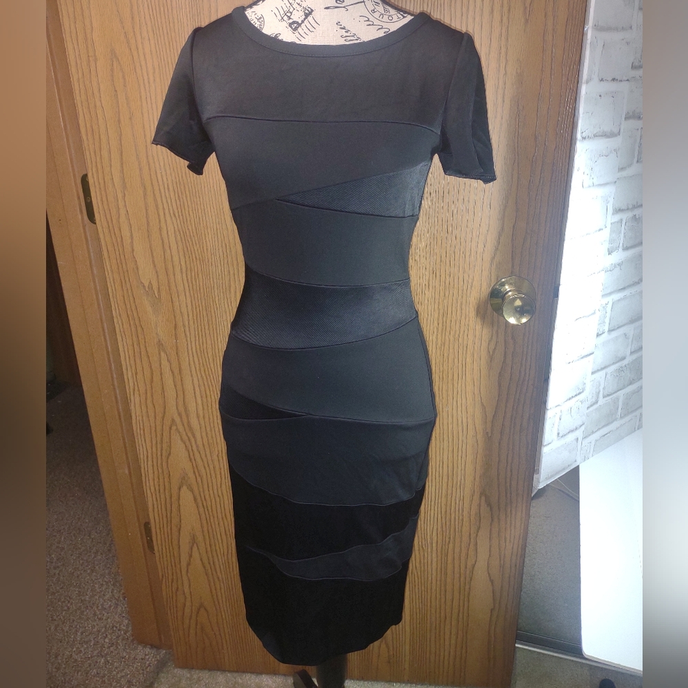 Sz. 2 Elegant Black Short Sleeve Dress